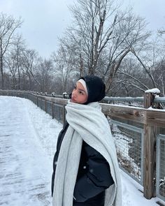 Winter Hijabi Outfits Jackets, Snow Hijab Outfits, Hijabi Ice Skating Outfit, Hijabi Snow Outfits, Hijab Fashion Winter, Hijabi Winter, Hijabi Winter Outfits, Winter Hijab