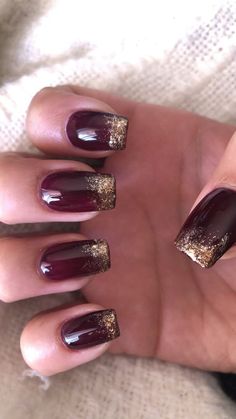 Nails Acrylic Burgundy And Gold, Burgundy And Rose Gold Nails Acrylic, Burgundy Gel Nails Ideas, Fall Wedding Nails For Bridesmaid Burgundy, Wedding Nails Bridesmaid Burgundy, Wedding Nails Burgundy And Gold, Wedding Nails Bridesmaid Maroon, Wine Red Nails Designs Gold Glitter, Bridesmaid Nails Burgundy