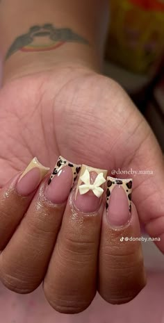 Short Acrylic Nails Thanksgiving, Short False Nails, Brown Short Nails Ideas, Short Square Nails For Work, Nail Designs Ideas Simple, Pretty Gel Nails Short, Nails Without Charms, Creative Short Nails, Tan Nails Design