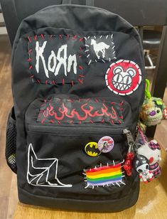 Alt Backpack Diy, Custom Backpack Ideas, Painting On Backpack, Decorating Backpack, Emo Backpack, Patched Backpack, Diy Backpack Decoration, Punk Backpack, Grunge Backpack