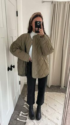 European Style Fall, Styling With Kenzie Minimalist, Modern Mum Fashion Style, Quilted Jacket Outfit Winter, Cold Weather Outfit Work, Fall Pnw Outfit, Casual Europe Outfits Winter, Target Boiler Suit, United Kingdom Style