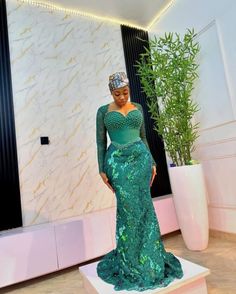 Exclusive and Best Pictures of Asoebi Styles. Basic Blouse Designs, Asoebi Lace Styles, Modest Dresses Fashion, Dress African