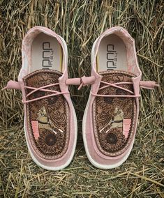 Western Style Shoes, Western Shoes Womens, Hey Dudes Shoes, Vaquera Outfit Hey Dudes, Pink Hey Dudes Outfit, Country Outfits Hey Dudes, Ariat Hey Dudes, Tooled Converse, Pink Hey Dudes