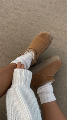 Clean Girl Shoes, Cute Uggs, Basket Style, Ugg Mini, Uggs Outfit, Vanilla Girl, Fall Inspo, Aesthetic Shoes, Foto Ideas Instagram