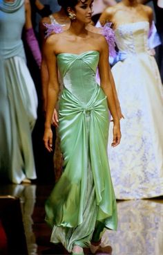 Valentino Dresses Couture, Runway Fashion Couture 90s, 80s Runway Dresses, Mermaidcore Runway, 1995 Runway Fashion, 90s Runway Gowns, Valentino Runway 90s, 90s Couture Fashion, 90s Runway Dresses