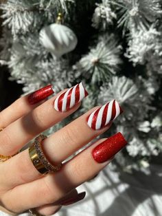 Mat Christmas Nails, Peppermint Nail Designs, Glitter Candy Cane Nails, Peppermint Christmas Nails, Matte Red Christmas Nails, Pink Peppermint Nails, Red Sparkle Christmas Nails, Christmas Nails Candy Cane