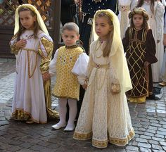 Sweet little cuties medieval Medieval Children, Medieval Garb, Medieval Wedding, Fest Outfits, Medieval Costume, Medieval Dress, Medieval Clothing, Period Costumes, Fantasy Costumes