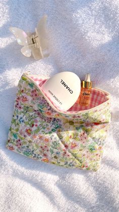 handmade purse pouch 17cm x 14cm x 1.5cm pink-white gingham interior cream zipper Cute Pouches, Handmade Pouch, Quilted Purse, Small Zipper Pouch, Shampoo Bottles, Handmade Purse, Fabric Pouch