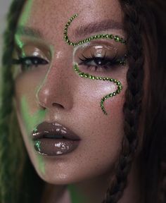 Smokey Eye Indian, Green Christmas Makeup, Makeup Ideas 2023, Red Smokey Eye, Christmas Makeup Ideas, Makeup Contouring, Drag Make-up, Rhinestone Makeup, Rave Makeup