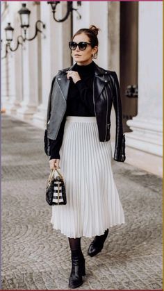 White pleated skirt, black long sleeve with black leather jacket and boots. A style stunner. Classy Winter Skirt Outfits, Plisse Skirt Outfit Winter, Carrie Bradshaw Outfits, White Skirt Outfits, Rok Outfit, Pleated Skirt Outfit, Skirt Tulle, Skirt Outfits Fall, White Pleated Skirt