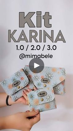 7.8K views · 2.6K reactions | Aquele kit de milhões 💓

Sabe aquele kit que é venda certa no seu ateliê ❓ Pronto esse aqui. Kit  Karina.

E ele nessa tricoline digital exclusiva vida @evaeevatecidos 
Da coleção PEQUENOS TESOUROS, é simplesmente linda. 

Com tons suaves e flores delicadas faz um lindo composê.
www.evaeeva.com.br
📌Use meu cupom de desconto 👉 evamimabele 

A etiqueta que fez uma combinação perfeita é da @etiquetaskikaabud 

📌Use meu cupom de desconto 👉 MIMABELE 

A modelagem dos 3 tamanhos estão disponíveis para venda basta me chamar no WhatsApp 87988661749

Agora é com você, deixe seu carinho aqui está bem‼️

#mimabelecomamor😍 #studiodianaqueiroga #garanhuns #costuraafetiva #teensinei📌 #manualidades #evaevatecidos #carteira #carteirafeminina #empreendedorismo #tricolin You're Somebody Else, Flora Cash, Sew Accessories, Somebody Else, Sewing Lessons, Fabric Bags, Quilted Bag, Sewing Bag