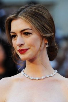 Anne Hathaway Hair, Loose Chignon, Sanggul Modern, Low Chignon, Long Face Shapes, Classy Hairstyles, Minka Kelly, Anne Hathaway, Carrie Underwood