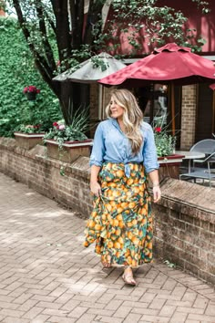 Fruit Printed Maxi Skirt | Coffee Beans and Bobby Pins Midsize Maxi Skirt, Curvy Boho Fashion, Trendy Plus Size Outfits Summer, Maxi Skirt Fashion, Lace Up Flat Sandals, Maxi Skirt Plus Size, Plus Size Maxi Skirt, Printed Maxi Skirt, Maxi Skirt Style