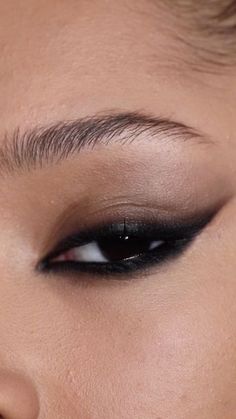 Smoked Eyeliner, Black Eyeliner Makeup, Smoky Eyeliner, Brown Smokey Eye Makeup, Dramatic Eyeliner, Black Smokey Eye Makeup, Smudged Makeup, Smudged Eyeliner, Bold Eyeliner