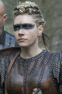 Lagertha | Vikings Wiki | FANDOM powered by Wikia - Stills don't really do her justice. It's her movement and mannerisms that really distinguish her. Warrior Makeup, Lagertha Vikings, Viking Makeup, Lagertha Hair, Vikings Lagertha, Chica Punk, Viking Braids, Vikings Tv Show, Vikings Ragnar