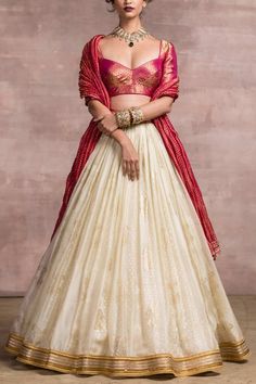 Shop top Indian designer Tarun Tahiliani at Aashni + Co. Grand Lehenga, Handloom Lehenga, White Lehenga, Indian Designs, Brocade Blouse, Indian Dessert