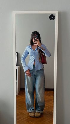 💙✨ Outfits To Wear In Korea, Australia Outfit Ideas, Comfy Outfits Jeans, Unique School Outfits, Long Sleeve Tops Outfit, Baggy Outfits Women, Pinstripe Shirt Outfit, 90’s Outfit, Y2k Outfit Inspirations