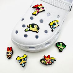 ✨Dekorieren Sie Ihre Schuhe mit stilvollen und trendigen krokokompatiblen Schuhanhängern! Diese niedlichen Powerpuff Girl Schuhanhänger passen zu den meisten Crocs und Clogs mit runden oder ovalen Löchern. Jeder Charme ist mit hochwertigem PVC Gummi Kunststoff Material. Zur Verwendung schieben Sie den Anhänger einfach in das runde oder ovale Loch an Ihrem Schuh. Um zu kaufen, wählen Sie einfach die Stil-Nummer aus dem Dropdown-Menü, das mit dem Charme, den Sie mögen, verbunden ist. Warum Sasquat Girls Clogs, Charms For Crocs, Powerpuff Girl, Croc Charms, Decorated Shoes, Shop Small Business, Shoe Clips, Shoe Charms, Powerpuff Girls