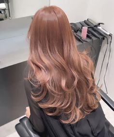 “Rose milk tea” hair is the tantalising colour to ask for at your next hair salon visit – Beauty magazine for women in Malaysia – Beauty tips, discounts, trends and more Light Brown Pink Hair, Ash Strawberry Blonde, Peach Brown Hair, Pinky Blonde, Pink Beige Hair, Peach Blonde Hair, Brown Pink Hair, Low Maintenance Hair Color, Beige Hair Color