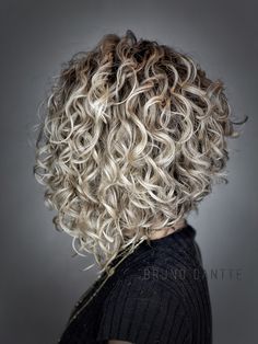 Chanel de bico Curly Silver Hair, Curly Hair Baby, Long Hair Older Women, Natural Curly Hair Cuts, Red Blonde Hair, Grey Curly Hair, Wavy Bob Haircuts, Curly Hair Photos, Short Curly Haircuts