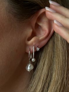 Make a bold statement with our trendy 2025 hoops! These OVAL PEARL SILVER HOOPS will elevate any outfit with their sleek design and vibrant shine. Hello Summer 2025! 🏝️ Material: .925 Sterling SilverMeasurments: Silver And Pearl Jewelry, Silver Statement Earrings, Summer 2025, Pearl Hoop Earrings, Hello Summer, Ring Collections, Silver Pearls, Silver Hoops, Silver Hoop Earrings