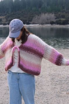 knitting pattern, bright jumper, street style Colourful Cardigan, Sweater And Jeans Outfit, Easy Sweater Knitting Patterns, Knit Sweater Outfit, Beginner Knitting Pattern, Knitting Basics, Chunky Knit Jumper, Simple Sweaters, Rib Stitch