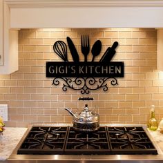 there is a sign that says gigi's kitchen on the wall above the stove