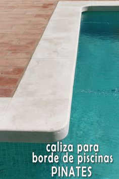 an empty swimming pool with the words calza para bord de pisicas pinatees