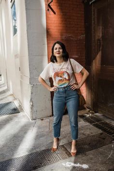 Concert Tee Outfit, Outfit Images, Tee Outfits, Looks Jeans, Western Wear Outfits, Jeans Outfit Women, Casual College Outfits, Casual Day Outfits, Elegante Casual