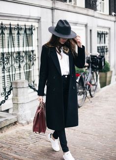 Outfit Manteau Long Noir, Tomboy Stil, Long Black Coat, Coat Women Fashion, Trendy Hat, Mode Casual, Tomboy Fashion, Outfit Idea, Outfits Casuales