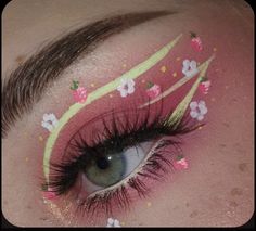 Spring Eye Makeup Looks, Strawberry Eye Makeup, Floral Makeup Looks, Floral Eye Makeup, Colorful Graphic Liner, Strawberry Makeup Look, Graphic Liner Ideas, Flower Eyeliner, Graphic Eye Makeup