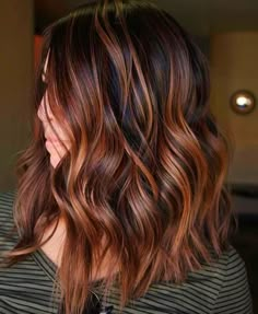 fall hair color — cowboy copper hair — chocolate copper hair — dark copper balayage brunette hair Caramel Hair Highlights, Hairstyles Highlights, Balayage Caramel, Highlights Caramel, Rambut Brunette, Balayage Hairstyles, Highlights Ideas, Caramel Balayage, Caramel Hair