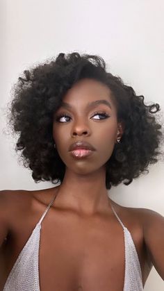 Wavy Afro Hair, Natural Hair Curly Afro, Black Woman In Her 40s, Black Model Hairstyles, Modeling Aesthetic Black Women, Curly Hair Bob Black Women, 1940s Black Hairstyles, Black Professional Hairstyles, Hairstyles For Low Density Hair