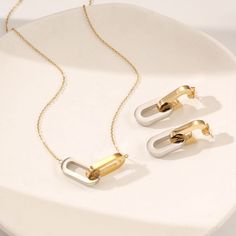 Durable and stylish, our waterproof necklace crafted for both functionality and fashion. Perfect for any occasion, it's the ideal accessory for those who appreciate durability and timeless elegance. Perfect for the minimalist and a beautiful piece to layer with. A true versatile statement piece that you can wear straight from the pool to dinner! - 18K gold plated / stainless steel - Waterproof technology - Hypoallergenic - 15" with extension to 18" Waterproof Necklace, Paperclip Earrings, Accessories Elegant, Set Earrings, Necklace Craft, Hypoallergenic Earrings, Classic Jewelry, Gold Accessories, Trendy Jewelry