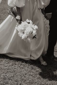 Long stem white roses for a bridal bouquet - so elegant, so classic, so chic! Photography: 📸Meadow Lane Visuals Long Stem White Rose Bouquet, Long Stem Rose Bouquet, Bramleigh Estate, Long Stem Bouquet, Chic Photography, White Rose Wedding Bouquet, Teardrop Bouquet, Long Stem Flowers