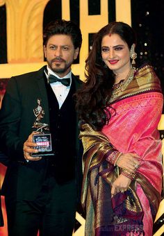 Screen awards - old pic? Saree Hairstyles, King Khan, Fabulous Clothes, Elegant Saree, Shah Rukh Khan