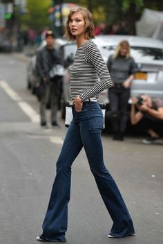 Karlie Kloss Street Style, Karlie Kloss Style, Mode Editorials, Flair Jeans, Style Muse, Fashion Friday, Nice Outfits, Jean Flare, Karlie Kloss