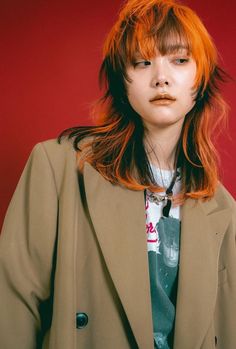 #shag #wolfcut Dyed Hair On Top Of Head, Section Dyed Curly Hair, Colorblock Hair Brown, Punk Hair Color Ideas Grunge, Alternative Long Hairstyles, Fox Color Hair Dye, Black Color Block Hair, Light Orange Highlights, Colored Tips Hair