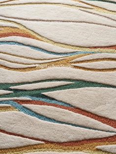 an area rug with wavy lines on the top and bottom, in multi - colored colors