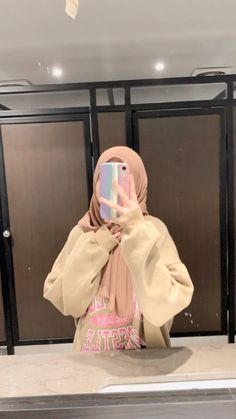 Hijabi Mirror Selfie Aesthetic No Face, Hijab Mirror Selfie Aesthetic, Mirror Hijab Selfie Aesthetic, Black Hijabi Girl, Foto Mirror Hijab Iphone, Perempuan Mirror Selfie Hijab, Girly Swag, Hijab Aesthetic