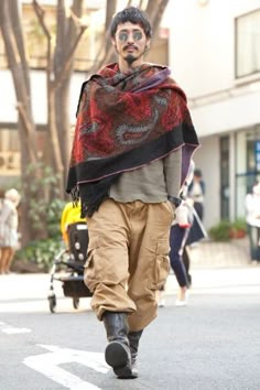 Shawl Street Style, Men Scarves Fashion, Artistic Style Men, Nomad Fashion Men, New Age Fashion, Gypsycore Fashion Men, Creative Mens Fashion, Artist Outfit Men, Men In Boots