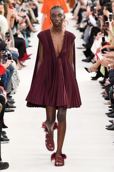 Valentino Spring 2019 Ready-to-Wear Fashion Show Collection: See the complete Valentino Spring 2019 Ready-to-Wear collection. Look 28 Pleats Fashion, Valentino Ready To Wear, Plisse Dress, Catty Noir, Valentino Dress, Fashion Show Collection, Cotton Dress, Women's Fashion Dresses