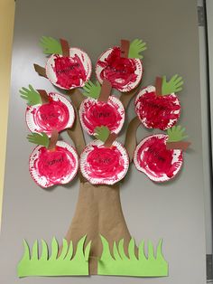 the paper plate apple tree is made to look like apples