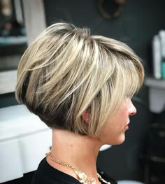 Graduated Bob Hairstyles, Audrey Tautou, Layered Bob Haircuts, Stacked Bob Haircut, Stacked Bob, Modern Haircuts, Hairstyles For Fine Hair, Layered Bob Hairstyles