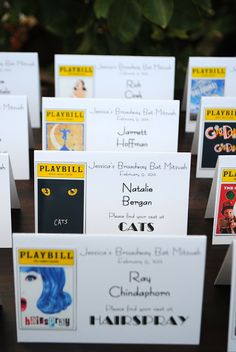 there are many place cards on the table for people to write their names and pictures