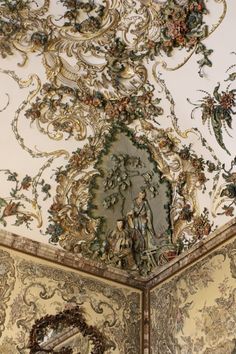 an elaborately decorated ceiling in the corner of a room