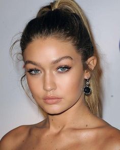 Makeup Ideas For Homecoming, Natural Makeup Styles, Gigi Hadid Makeup, Messy Ponytail Hairstyles, Simple Makeup Natural, Wedding Hair Trends, Bad Makeup, Hair Goal, Prom Makeup Looks