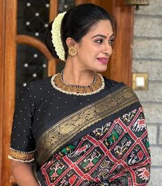 Golden Blouse Designs, Black Saree Blouse, Black Blouse Designs, Silk Saree Blouse Designs Patterns, Embroidery Blouses, Saree Blouse Styles, Cut Blouse, Fashionable Saree Blouse Designs, Indian Party