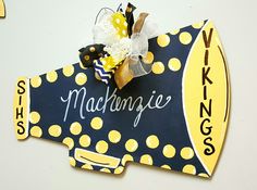 a wooden sign with polka dots and a bow on it that says macklingie