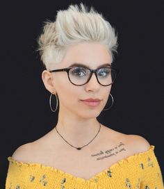 Hair Without Layers, Grey Hair And Glasses, Hair Muse, Best Short Hairstyles, Oval Face Haircuts, Hairstyles With Glasses, Cute Short Haircuts, Cool Short Hairstyles, Oval Face Hairstyles